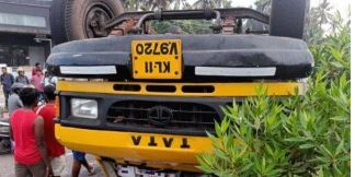 ടയർ പൊട്ടിയ ലോറി തലകീഴായി മറിഞ്ഞു