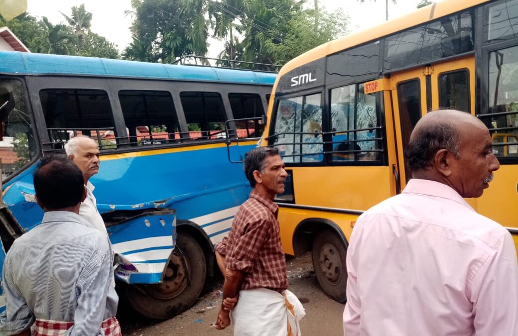 അവനവഞ്ചേരി കൈപ്പറ്റിമുക്കിൽ സ്കൂൾ ബസ്സും സ്വകാര്യ ബസ്സും കൂട്ടിയിടിച്ച് അപകടം