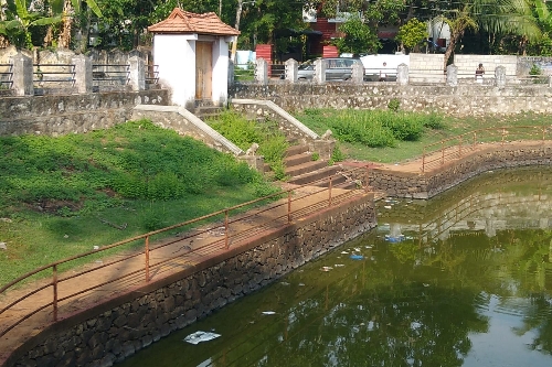 ശാർക്കര ദേവീക്ഷേത്ര ആറാട്ട്കുളത്തിൽ നാപ്കിനുകളുൾപ്പെടെയുള്ള മാലിന്യങ്ങൾ നിക്ഷേപിക്കുന്നത് പതിവാകുന്നു