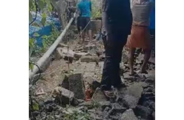 മരണവീട്ടില്‍ ചടങ്ങുകള്‍ക്കിടെ മതില്‍ ഇടിഞ്ഞുവീണു; 9പേര്‍ക്ക് പരിക്ക്