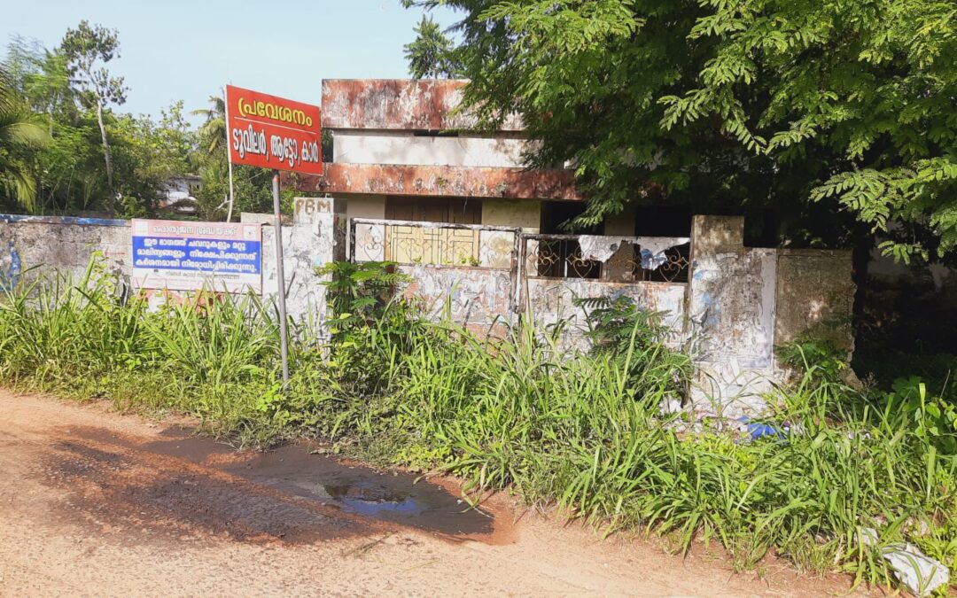 മാലിന്യം റോഡിൽ ഒഴുക്കി; പ്രദേശവാസികൾ ദുരിതത്തിൽ
