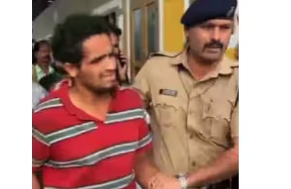 വന്ദേഭാരതില്‍ യുവാവിന്റെ പരാക്രമം; റെയില്‍വേയ്ക്ക് നഷ്ടം ഒരു ലക്ഷം രൂപ, ട്രെയിന്‍ വൈകിയത് 20 മിനിറ്റ്