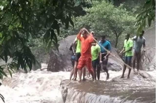 മലവെള്ളം ഇരച്ചെത്തി; പാറയ്ക്ക് മുകളില്‍ കയറിനിന്നു, ഒരു മണിക്കൂര്‍ നീണ്ട രക്ഷാപ്രവര്‍ത്തനം, അഞ്ചുപേരെയും പുറത്തെത്തിച്ചു
