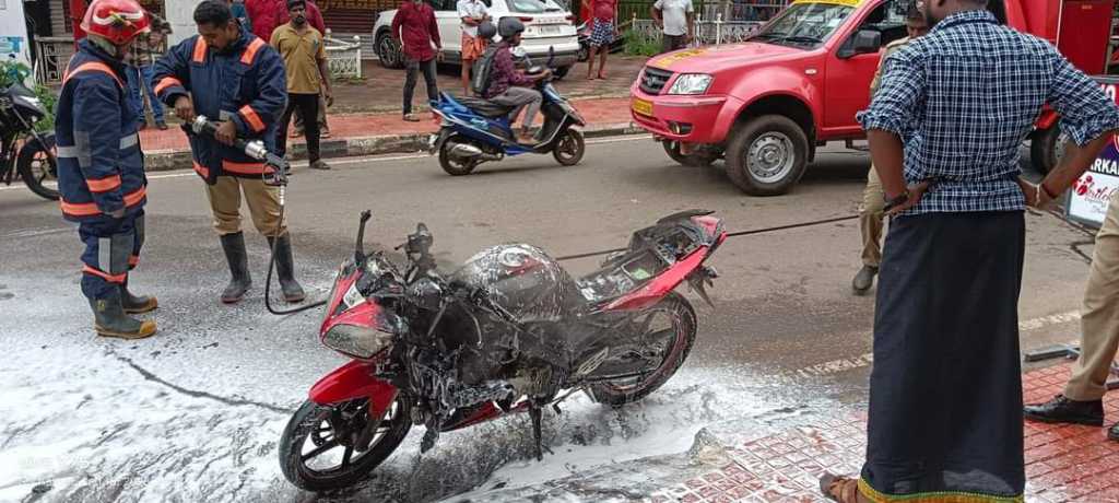 വർക്കലയിൽ ബൈക്കിന് തീപിടിച്ച് കത്തി നശിച്ചു