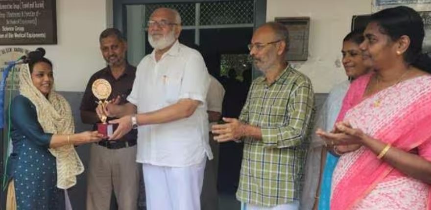 ഭക്ഷണം തൊണ്ടയില്‍ കുടുങ്ങി കുഴഞ്ഞുവീണ് വിദ്യാര്‍ഥിനി; രക്ഷകയായി അധ്യാപിക