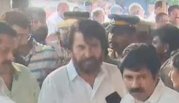 മമ്മൂട്ടി തിരുനക്കര എത്തി, ഉമ്മന്‍ ചാണ്ടിക്കായി കാത്തിരിപ്പ്