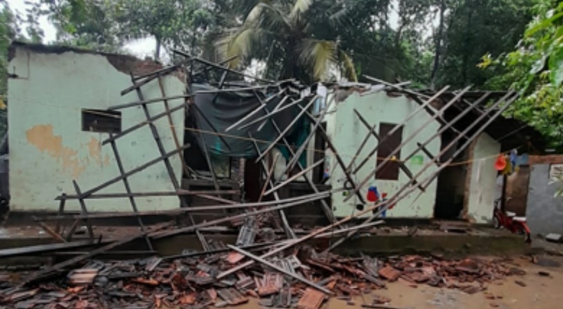 നെടുമ്പാശേരിയിൽ ശക്തമായ മഴയിൽ വീട് തകർന്നു