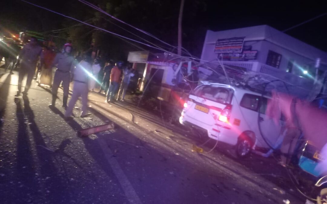 ആറ്റിങ്ങൽ ആലംകോട് വാഹനം ഇലക്ട്രിക് പോസ്റ്റിലേക്ക് ഇടിച്ചുകയറി അപകടം