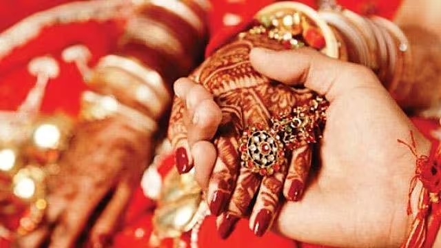 ഓരേസമയം രണ്ടുപേരെ വിവാഹം കഴിക്കാന്‍ യുവതിയുടെ അപേക്ഷ; കുരുക്കില്‍പ്പെട്ട് ഉദ്യോഗസ്ഥര്‍