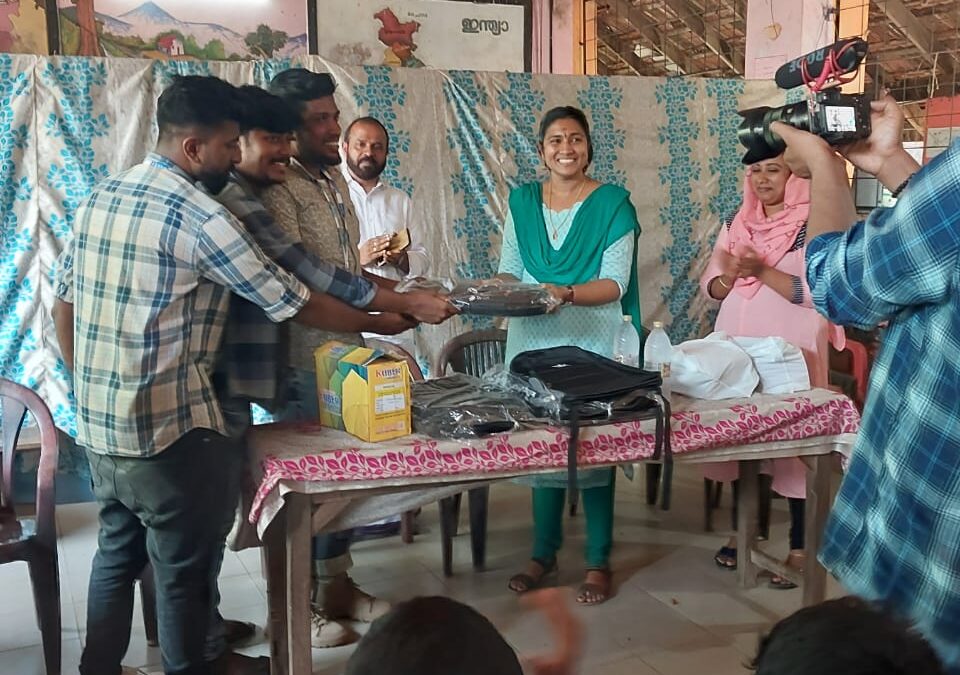 ആൾ കേരള ധോണി ഫാൻസ് അസോസിയേഷൻ പഠന സാമഗ്രികൾ സമ്മാനിച്ചു