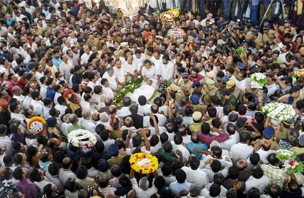പത്ത് കിലോമീറ്റര്‍ പിന്നിടാന്‍ മൂന്നരമണിക്കൂര്‍; ജനനായകന് വിടനല്‍കി തലസ്ഥാനം