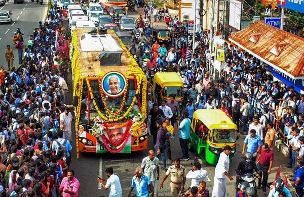 മഴ പെയ്യുന്നു, നേരം ഇരുട്ടുന്നു, എന്നിട്ടും കാത്തുനില്‍ക്കുന്ന ജനക്കൂട്ടം; വിലാപയാത്ര കൊല്ലം ജില്ലയില്‍