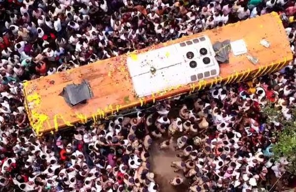 ഒഴുകിത്തീരാതെ ആള്‍ക്കൂട്ടം; പുതുപ്പള്ളിയിലേയ്ക്ക് അവസാന യാത്ര, തേങ്ങലടക്കി ജന്മനാട്