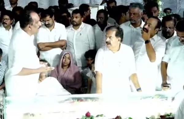 ഹൃദയം കീഴടക്കിയ നേതാവിന് അശ്രുപൂജ; ഉമ്മന്‍ ചാണ്ടിയെ യാത്രയാക്കാന്‍ രാഹുല്‍ എത്തി