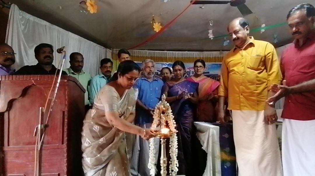 മടവൂർ പനപ്പാംകുന്ന് ഗവൺമെന്റ് എൽ.പി എസിൽ സ്മാർട്ട് ക്ലാസ് മുറിയും പ്രവേശന കവാടവും