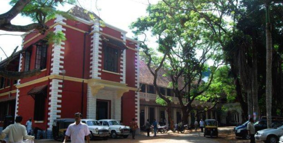 വഞ്ചിയൂര്‍ കോടതിയില്‍ പ്രതി സാക്ഷിയെ കുത്തി വീഴ്ത്തി