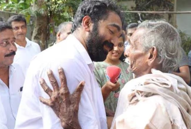 ഉമ്മന്‍ ചാണ്ടിയെ കല്ലെറിഞ്ഞു; ചാണ്ടി ഉമ്മന് കെട്ടിവയ്ക്കാനുള്ള തുകയുമായി പ്രതിയുടെ ഉമ്മ