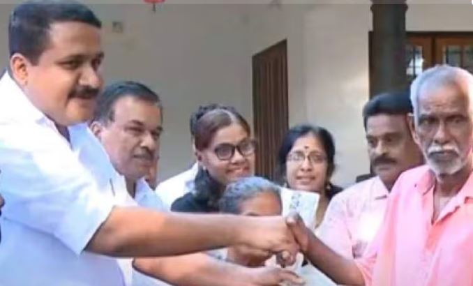 കെഎസ്ഇബിയുടെ വാഴവെട്ടല്‍; കര്‍ഷകന് എംഎല്‍എ നേരിട്ടെത്തി നഷ്ടപരിഹാരം നല്‍കി
