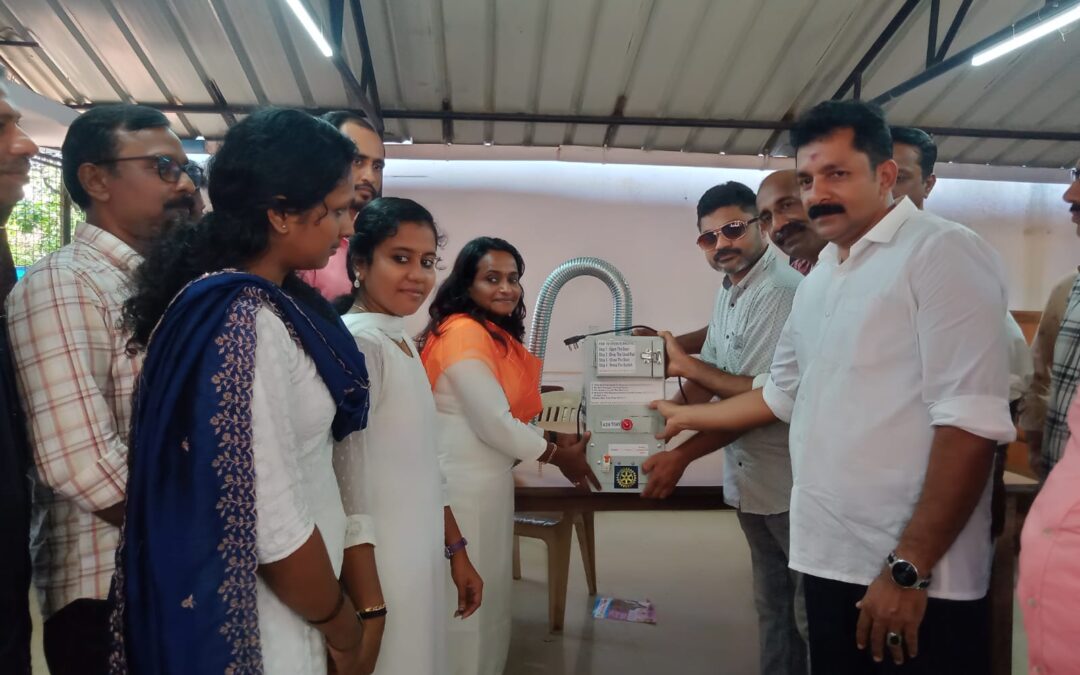 റോട്ടറി ക്ലബ്ബ് ഭാരവാഹികൾ ഇൻസിനറേറ്റർ വാങ്ങി ബാർ അസോസിയേഷൻ പ്രതിനിധികൾക്ക് കൈമാറി