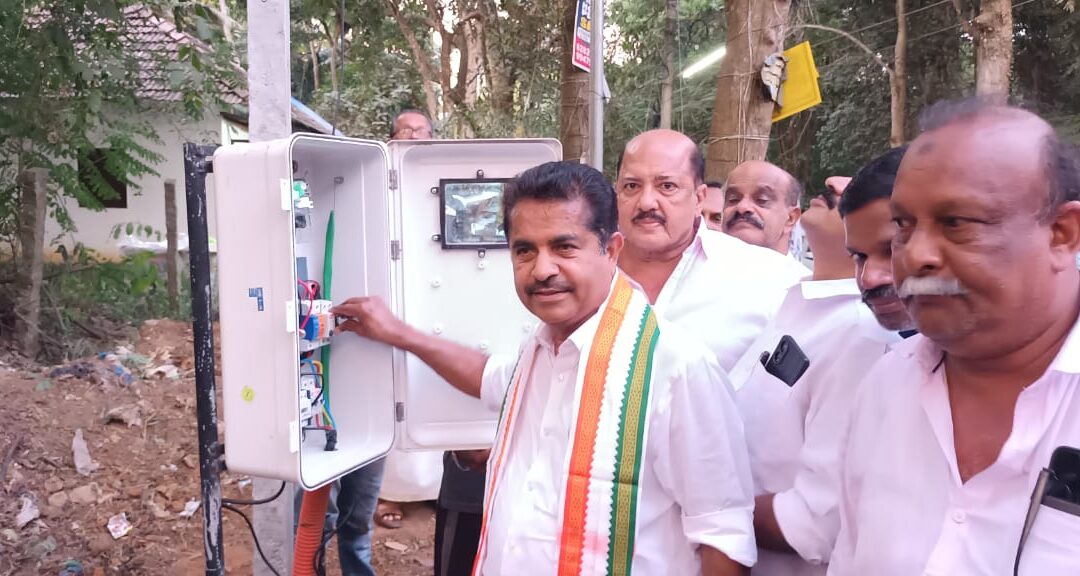 ഹൈമാസ് ലൈറ്റിന്റെ സ്വിച്ച് ഓൺ കർമ്മം നിർവഹിച്ച് എം പി