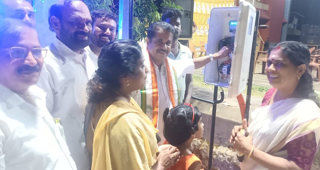 തിരുവറാട്ടുകാവ് ദേവീക്ഷേത്രത്തിനു മുന്നിൽ അനുവദിച്ച ഹൈമാസ്റ്റ് ലൈറ്റിന്റെ ഉദ്ഘാടനം അഡ്വ അടൂർ പ്രകാശ് നിർവഹിച്ചു