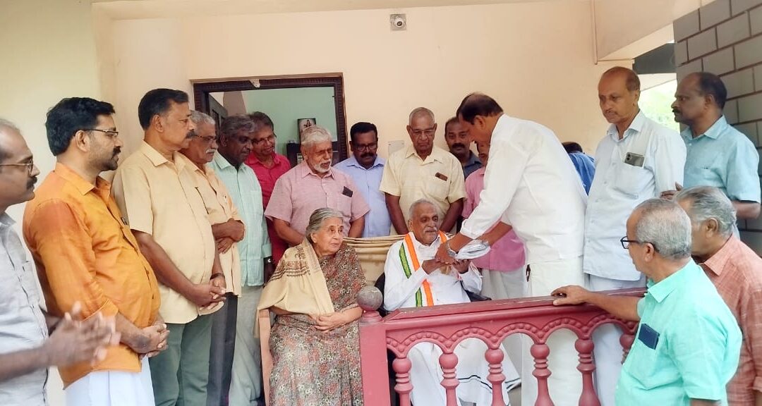 സ്ഥാപക പ്രസിഡന്റ് വി. സദാശിവൻപിള്ളയെ എക്കോ ആദരിച്ചു