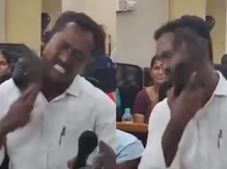 വാ​ഗ്ദാനങ്ങൾ പാലിക്കാനാകുന്നില്ല; ചെരിപ്പുകൊണ്ട് സ്വന്തം മുഖത്തടിച്ച് കൗൺസിലറുടെ പ്രതിഷേധം