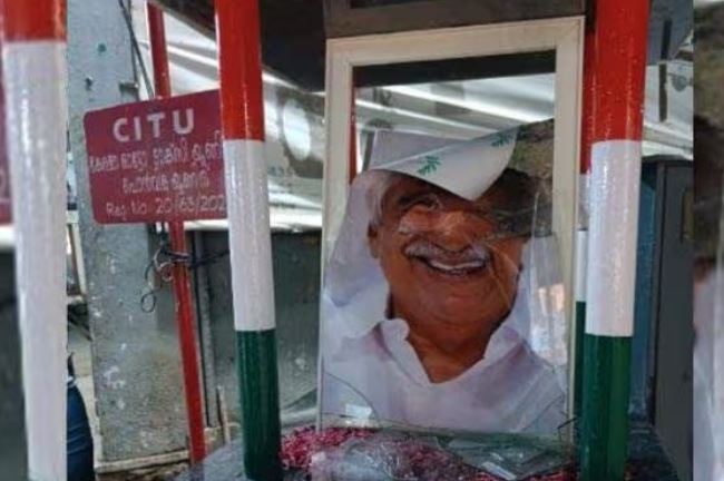 ഉമ്മന്‍ചാണ്ടിയുടെ സ്മാരകം അടിച്ചുതകര്‍ത്തു; അന്വേഷണം
