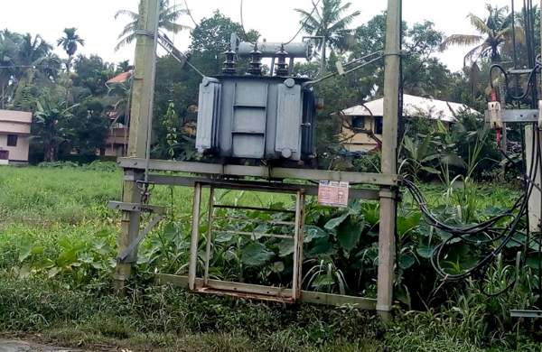 കാമുകിയെ പേടിപ്പിക്കാന്‍ ട്രാന്‍സ്‌ഫോര്‍മറിന് മുകളില്‍ കയറി; ലൈനില്‍ പിടിക്കാന്‍ ശ്രമിച്ച യുവാവ് ഷോക്കേറ്റ് തെറിച്ചുവീണു
