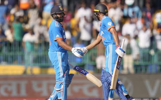 ഇന്ത്യയുടെ ‘മിന്നല്‍’ തുടക്കം; അര്‍ധ സെഞ്ച്വറിയടിച്ച് രോഹിതും ഗില്ലും മടങ്ങി