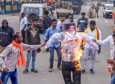 സ്കൂളുകളും കോളേജുകളും അടച്ചു; 44 വിമാനങ്ങൾ റദ്ദാക്കി; സ്റ്റാലിന്റെ കോലം കത്തിച്ച് പ്രതിഷേധം