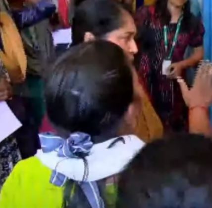 തൊഴിലുറപ്പ് വേതനവും ബോണസും ലഭിച്ചില്ല; കൊല്ലത്ത് മേയറെ തടഞ്ഞു തൊഴിലാളികൾ