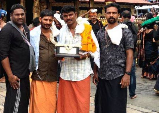 നെഹ്‌റുട്രോഫിയുമായി ശബരിമലയിൽ ദർശനം നടത്തി വിജയികൾ