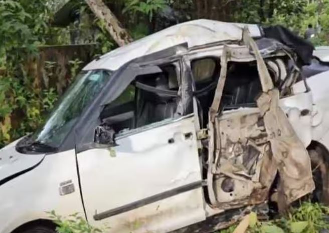 കാര്‍ മരത്തിലിടിച്ച് അപകടം; തൃശൂരില്‍ രണ്ട് യുവാക്കള്‍ മരിച്ചു