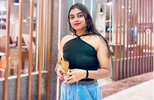 എയര്‍ ഹോസ്റ്റസിനെ ഫ്‌ലാറ്റില്‍ കഴുത്തറുത്ത് കൊലപ്പെടുത്തിയ നിലയില്‍ കണ്ടെത്തി