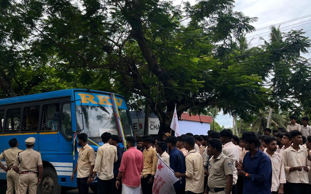 വിദ്യാർത്ഥികൾ സ്വകാര്യബസ് തടഞ്ഞു