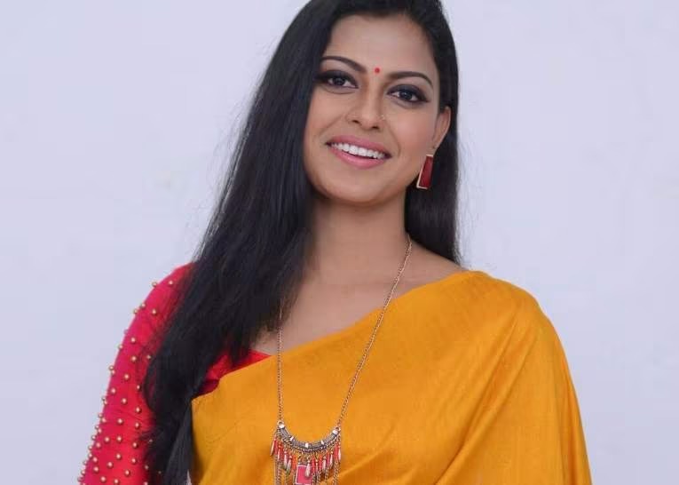നടി അനുശ്രീ സഞ്ചരിച്ചിരുന്ന വാഹനം ഇടിച്ചു; രണ്ടുപേർക്ക് പരുക്ക്