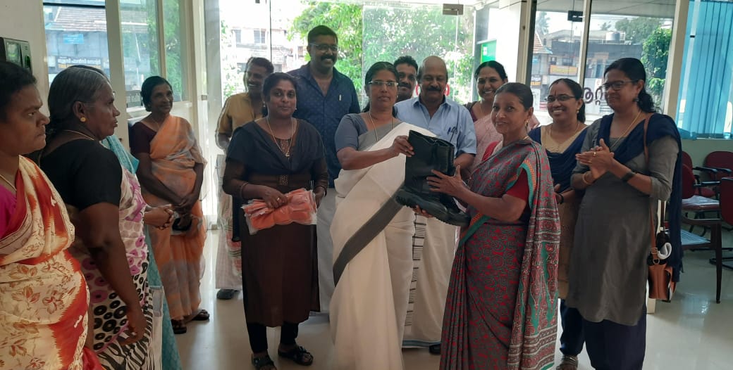 അയ്യങ്കാളി നഗരതൊഴിലുറപ്പ് തൊഴിലാളികൾക്ക് ഗംബൂട്ടും ഗ്ലൗസും വിതരണം ചെയ്ത് ആറ്റിങ്ങൽ നഗരസഭ