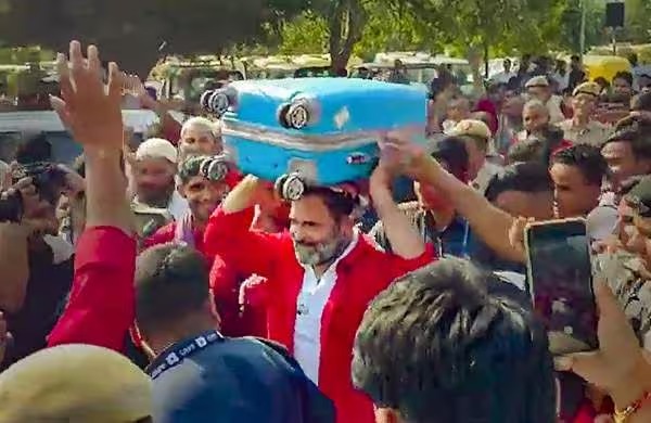റെയില്‍വേ സ്‌റ്റേഷനില്‍ പെട്ടി ചുമന്നു; പോര്‍ട്ടര്‍ ജോലി ചെയ്ത് രാഹുല്‍ ഗാന്ധി
