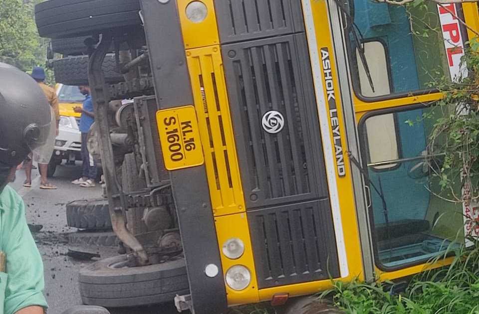 വെഞ്ഞാറമൂടിന് സമീപം കീഴായിക്കോണത്ത് ടിപ്പർ ലോറി മറിഞ്ഞു