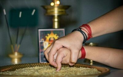 ഇന്ന് വിജയദശമി; അറിവിന്റെ ആദ്യാക്ഷരം കുറിക്കാൻ കുരുന്നുകൾ‌