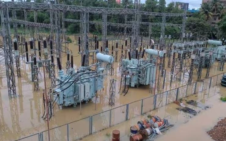 കഴക്കൂട്ടം സബ്‌സ്റ്റേഷനിലെ വെള്ളം ഇറങ്ങി; വൈദ്യുതി പുനസ്ഥാപിക്കാന്‍ ശ്രമം, ടെക്‌നോപാര്‍ക്കില്‍ കറന്റ് ഇല്ല