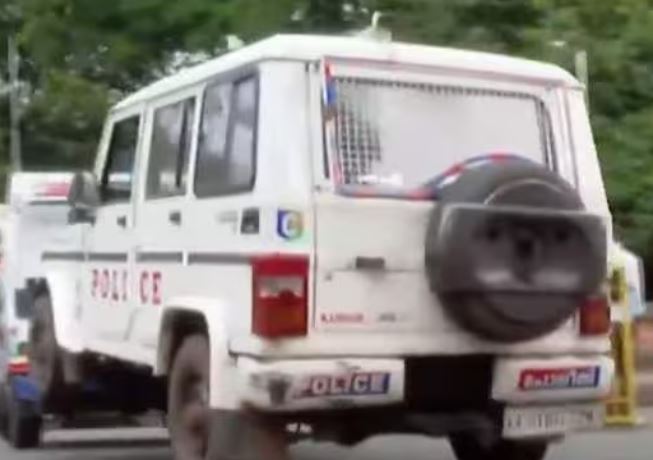 പെട്രോള്‍ പമ്പിലേക്ക് ഇടിച്ചുകയറിയ പൊലീസ് ജീപ്പിന് ഇന്‍ഷുറന്‍സ് ഇല്ല; പൊലീസുകാര്‍ ‘മുങ്ങി’, അന്വേഷിക്കുമെന്ന് കമ്മീഷണര്‍