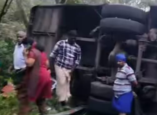 എരുമേലിയിൽ അയ്യപ്പഭക്തർ സഞ്ചരിച്ച ബസ് അപകടത്തിൽപെട്ടു; 17 പേർക്ക് പരിക്ക്