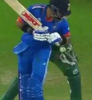 വൈഡ് വിളിച്ചില്ല; കോലിയെ സെഞ്ചുറി അടിപ്പിക്കാന്‍ അമ്പയറിന്റെ ‘കളി’യെന്ന് വിമര്‍ശനം