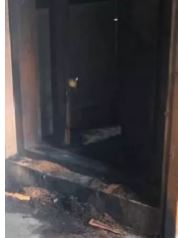വീട്ടിന്റെ കതകിന് തീയിട്ട് കവർച്ച; സ്വർണാഭാരണങ്ങളും പണവും നഷ്ടപ്പെട്ടു