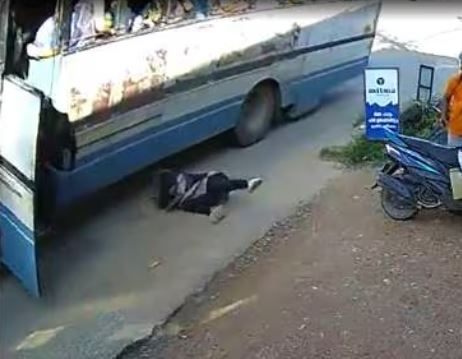 കെഎസ്ആർടിസി ബസ്സിൽ നിന്നും ഡോർ തുറന്ന് തെറിച്ചു വീണ് പെൺകുട്ടി, രക്ഷപ്പെട്ടത് തലനാരിഴക്ക്