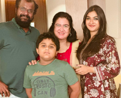 ഉർവശിക്കും കുടുംബത്തിനൊപ്പമുള്ള കുഞ്ഞാറ്റയുടെ ഏറ്റവും പുതിയ ചിത്രങ്ങൾ സമൂഹമാധ്യമങ്ങളിൽ