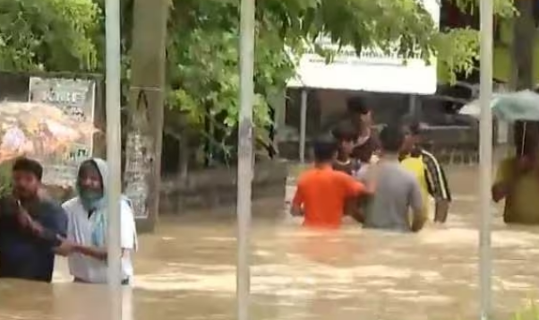 തിരുവനന്തപുരത്തെ മൂന്ന് നദികളില്‍ വെള്ളപ്പൊക്ക മുന്നറിയിപ്പ്;  ദുരിതാശ്വാസ ക്യാമ്പുകളായ സ്‌കൂളുകള്‍ക്ക് നാളെ അവധി