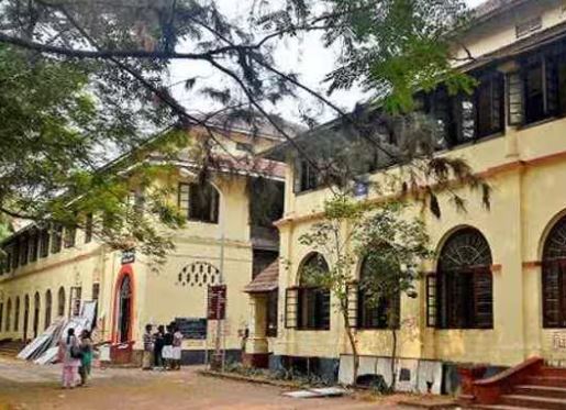 മഹാരാജാസ് കോളജിൽ പ്രിൻസിപ്പലിനെ എസ്എഫ്ഐ പ്രവർത്തകർ പൂട്ടിയിട്ടു